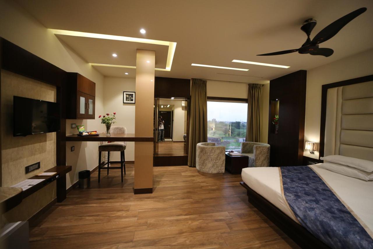 Hotel Prince Viraj จาบัลปูร์ ภายนอก รูปภาพ
