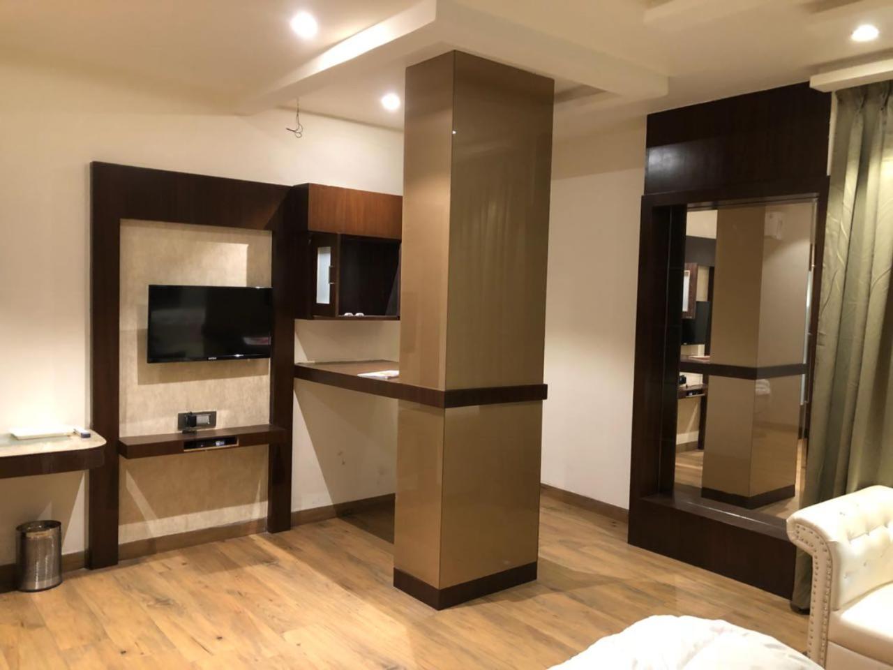 Hotel Prince Viraj จาบัลปูร์ ภายนอก รูปภาพ